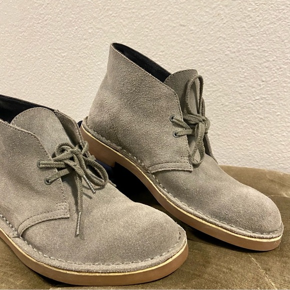 Clark Boots Mens 7M Women 9 Grey Suede Chukka Rubber Sole - Picture 4 of 10